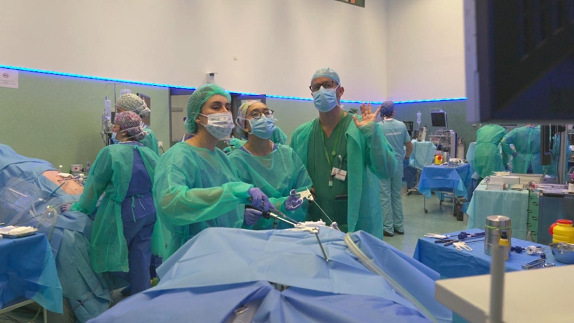 Médicos especialistas en formación durante una cirugía laparoscópica en hospital andaluz.