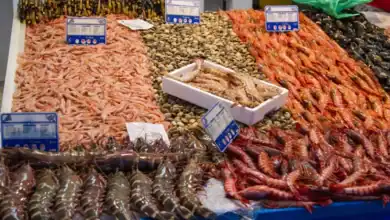 Exposición de productos frescos en una pescadería andaluza para modernización del sector.