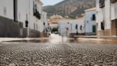Asfalto de una calle de un pueblo blanco andaluz bajo un intenso calor con efecto de espejismo.