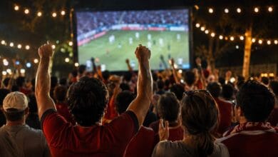 Aficionados celebrando un gol de la selección española frente a una pantalla gigante en la Feria de San Fernando.