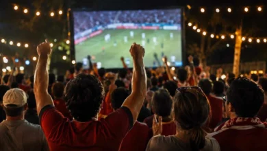 Aficionados celebrando un gol de la selección española frente a una pantalla gigante en la Feria de San Fernando.