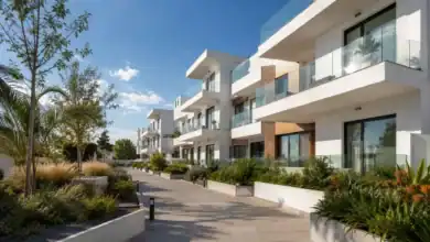 Vista exterior de un complejo residencial moderno de obra nueva con terrazas y jardines.
