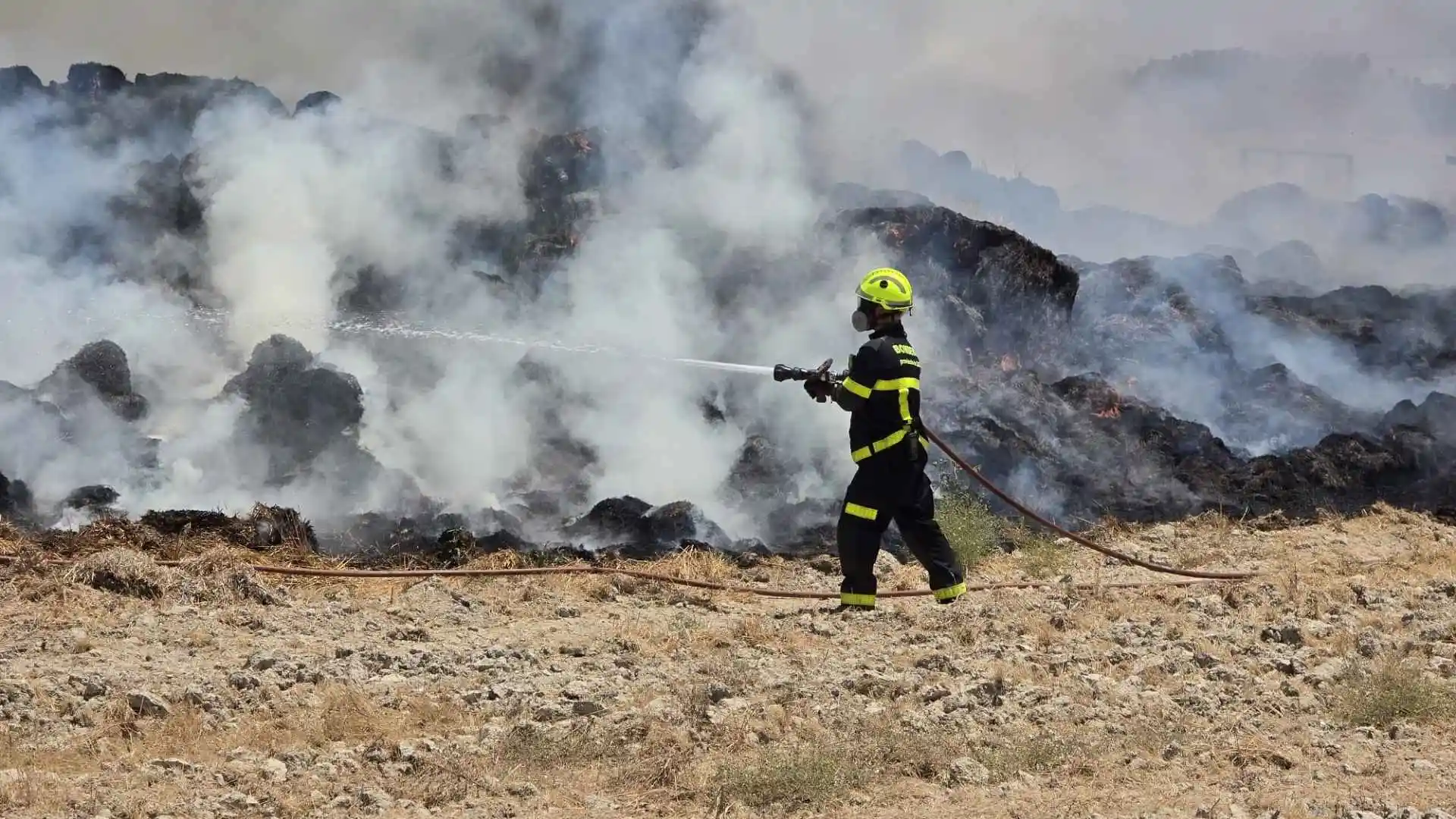 Bombero trabajando en la extinción de un incendio en rastrojos cerca de San José Obrero, Jerez de la Frontera.
