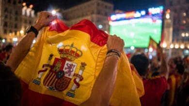 Aficionados de la selección española celebrando la final del Mundial en una plaza andaluza