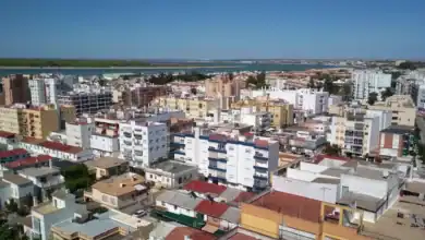 Vista aérea panorámica de la ciudad de Sanlúcar de Barrameda bajo un cielo azul despejado.