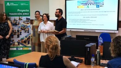 Delegada de Empleo de Jerez entregando diplomas en el Centro de Formación El Zagal.