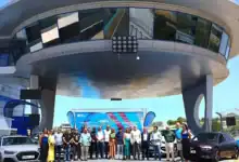 Presentación del festival Vibra Jerez en el Circuito de Jerez-Ángel Nieto con asistentes y vehículos expuestos.