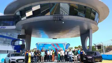 Presentación del festival Vibra Jerez en el Circuito de Jerez-Ángel Nieto con asistentes y vehículos expuestos.