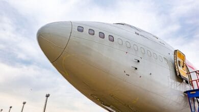 Primer plano del morro de un avión comercial, representando la proyección y el dinamismo de la economía andaluza.
