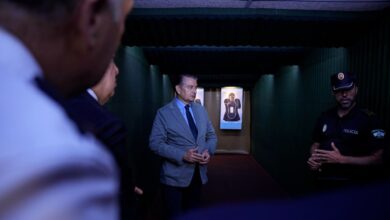 Autoridades visitando la nueva galería de tiro móvil destinada a la formación de la Policía Local en Andalucía.