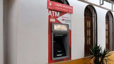 Cajero automático instalado en la fachada de un edificio municipal en Cañada del Rabadán, financiado mediante ayudas para zonas rurales.