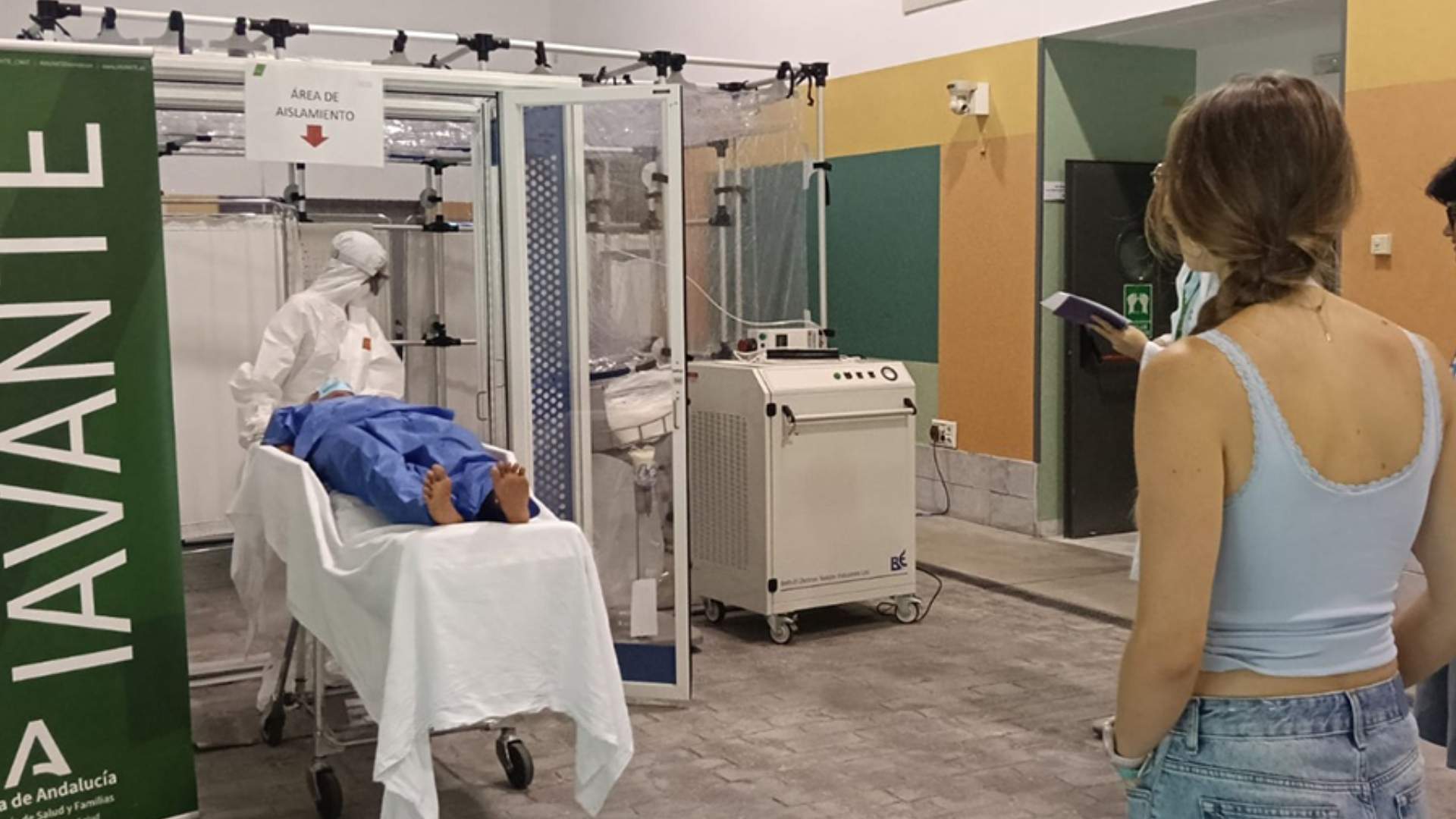 Estudiantes participando en un escape room biomédico que simula una emergencia sanitaria con área de aislamiento.
