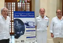 Cartel del centenario del fallecimiento de Juan Manuel Durán junto a autoridades en un acto institucional en Jerez.