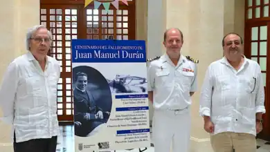 Cartel del centenario del fallecimiento de Juan Manuel Durán junto a autoridades en un acto institucional en Jerez.