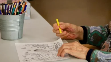 Persona mayor coloreando con lápices en una residencia de mayores en Andalucía