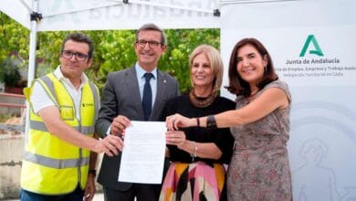 La alcaldesa de Jerez y el consejero de Industria sostienen los documentos oficiales durante la colocación de la primera piedra del Centro de Referencia Aeroespacial