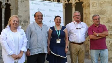Representantes institucionales, de la AECC y del grupo musical Puerto D Indias en la presentación del concierto solidario en Los Claustros de Santo Domingo en Jerez