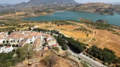 Vista panorámica del tajo rocoso y las viviendas de Zahara de la Sierra junto al embalse en la provincia de Cádiz