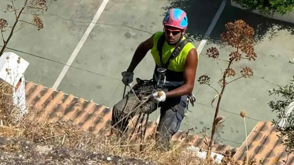 Operario trabajando en altura en las obras de mejora de la seguridad en el tajo de Zahara de la Sierra