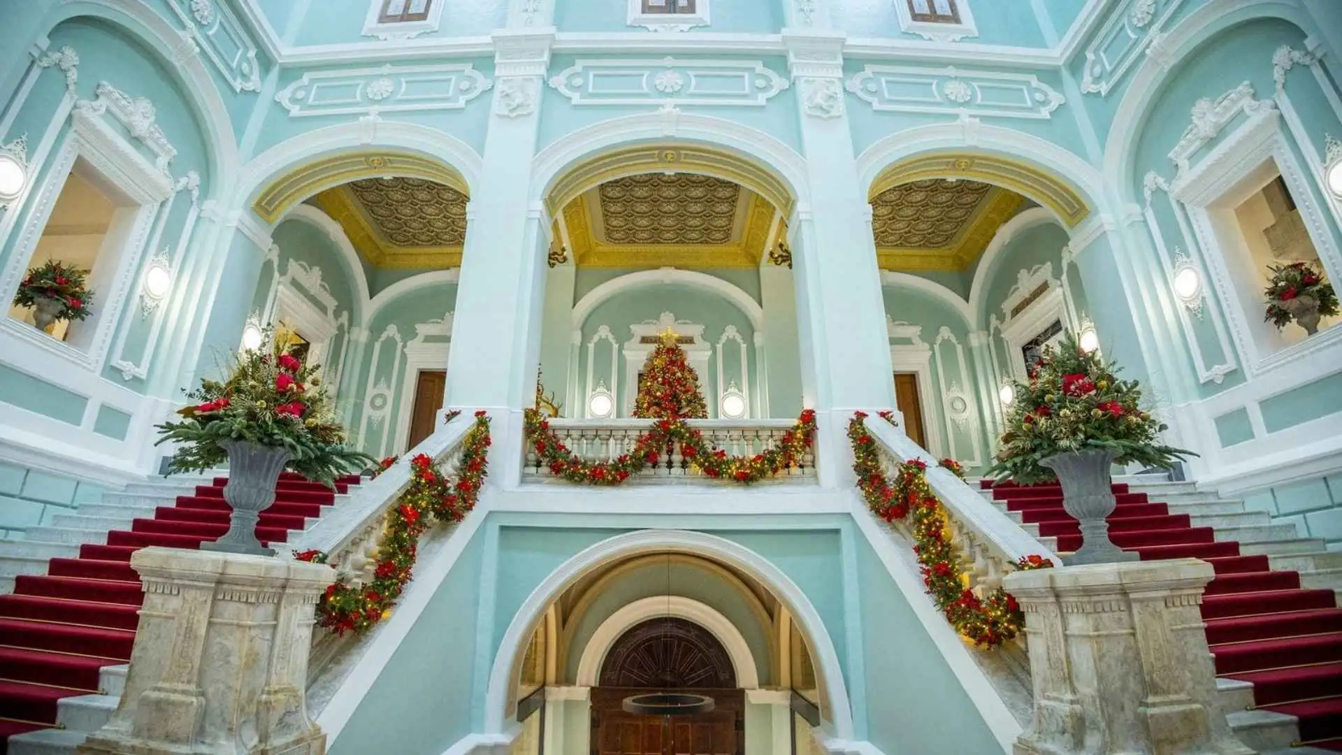 Escalera principal interior decorada de las Casas Consistoriales del Ayuntamiento de San Fernando.