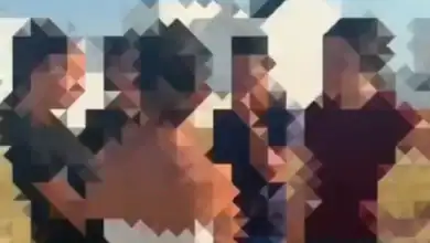 Imagen pixelada de jóvenes en Huelva, relacionada con agresión.