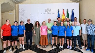 Homenaje a equipo femenino de fútbol sala en Jerez con autoridades locales.