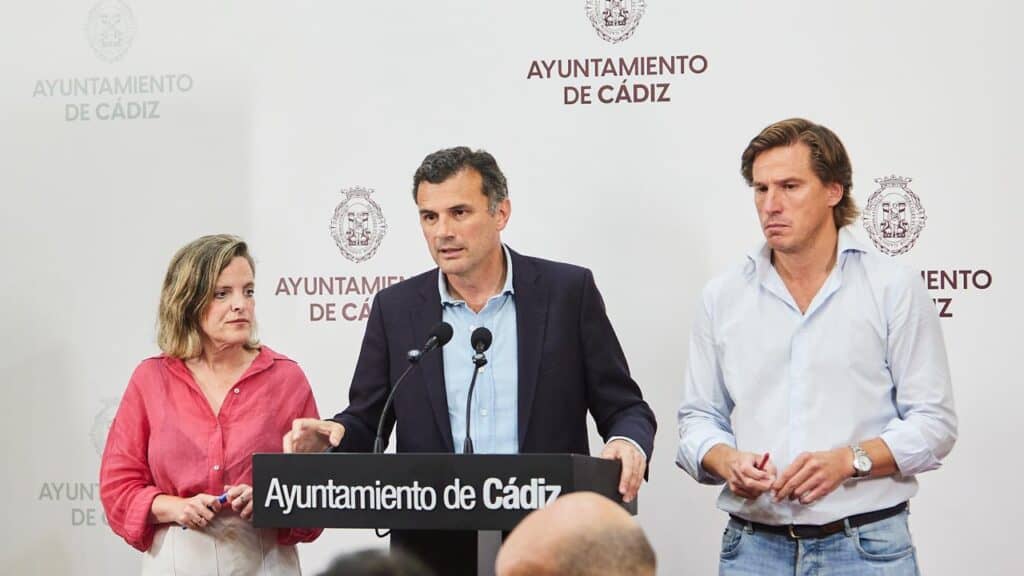 El alcalde de Cádiz Bruno García durante la intervención ante los medios explicando el destino de los fondos para alquileres y protección social.