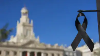 Lazo negro en señal de luto frente a un edificio histórico en Cádiz.