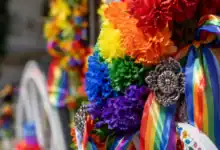 Decoración con flores de colores y lazos arcoíris en feria de Andalucía.