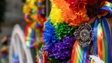 Decoración con flores de colores y lazos arcoíris en feria de Andalucía.