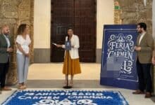 Evento cultural en San Fernando con presentación y público.