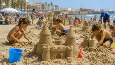 Niños construyendo castillos de arena en la playa de Cádiz.