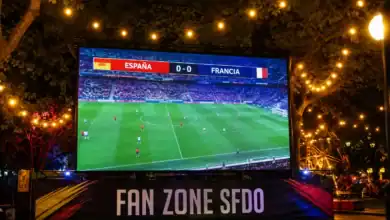 Pantalla gigante en Fan Zone San Fernando para ver fútbol en vivo.