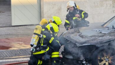 Bomberos apagando un Mercedes en llamas en Jerez.