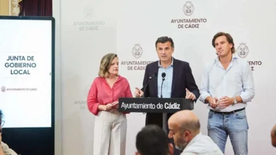 Representantes del Ayuntamiento de Cádiz en rueda de prensa sobre ayudas sociales.