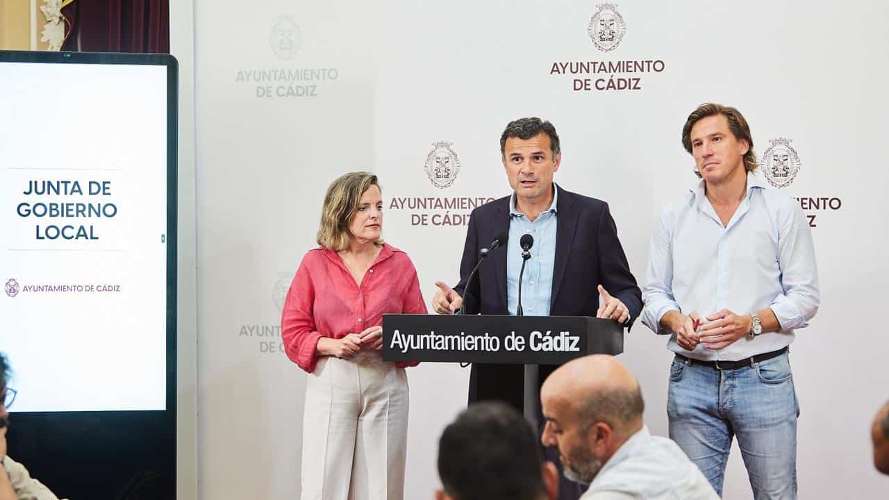 Representantes del Ayuntamiento de Cádiz en rueda de prensa sobre ayudas sociales.