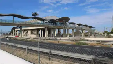 Estación de tren moderna en Bahía Sur con estructura innovadora.