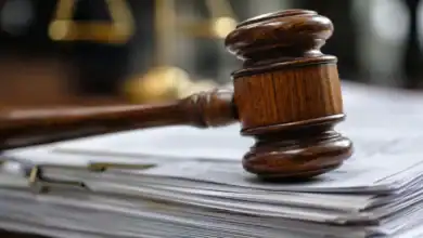 Martillo de juez sobre documentos legales en despacho de abogados.