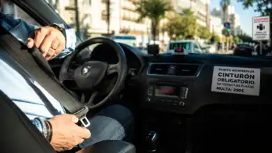 Taxista usando el cinturón de seguridad en un taxi en Andalucía.
