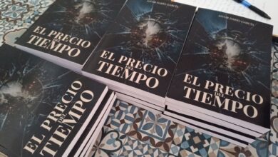 Montón de libros de la novela 'El Precio del Tiempo' en una mesa.