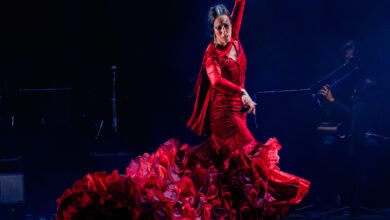 Belén López en vestido rojo en escena de flamenco en Cádiz.