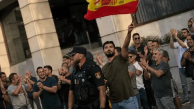 Manifestantes en Ceuta con bandera de España en una protesta pública.
