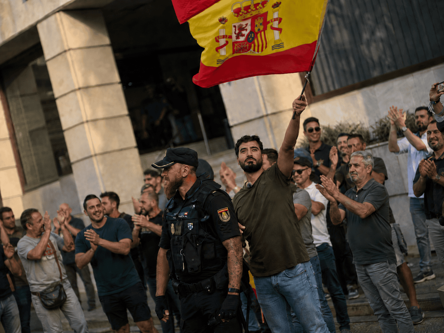 Manifestantes en Ceuta con bandera de España en una protesta pública.