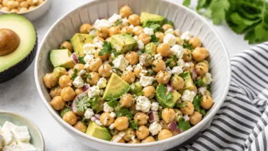 Ensalada mediterránea de garbanzos, aguacate y queso feta en un bol.