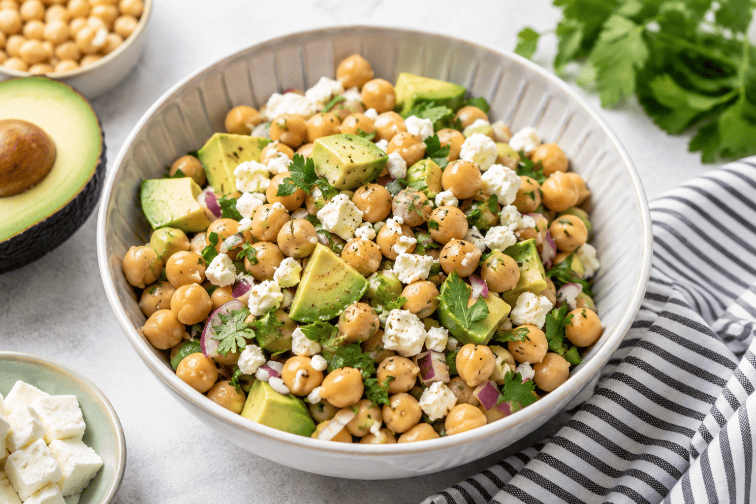 Ensalada mediterránea de garbanzos, aguacate y queso feta en un bol.