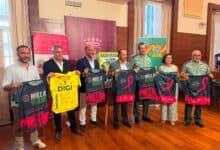 Participantes en evento deportivo solidario en Chiclana con camisetas de la Milla Verde.