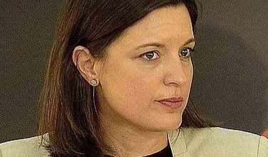 Mujer en entrevista política en un entorno profesional.