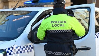 Agente de la Policía Local junto a un vehículo patrulla en una intervención relacionada con un robo en Jerez.