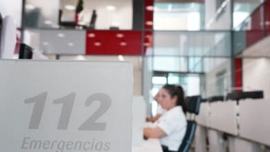 Operadora del servicio de emergencias 112 atendiendo llamadas en una sala de coordinación en Andalucía.