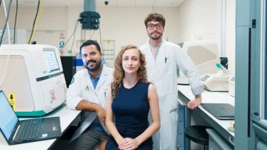 Investigadores del Hospital Virgen del Rocío en un laboratorio impulsando una plataforma internacional contra los tumores cerebrales.
